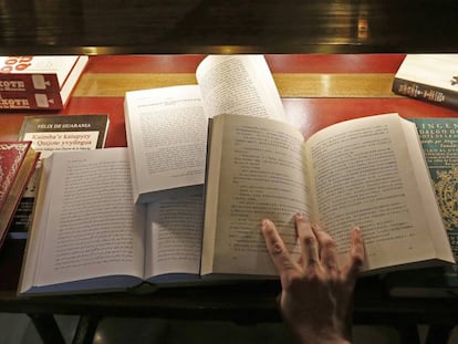 Diferentes ediciones en distintos idiomas de &#039;El Quijote&#039; en la biblioteca del Congreso de los Diputados.