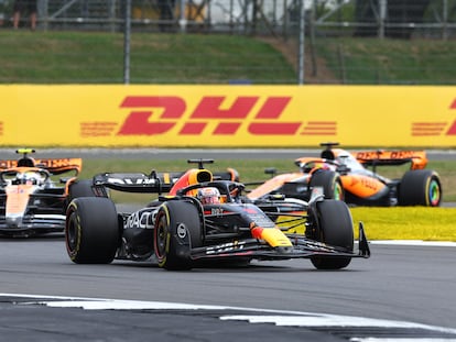 Max Verstappen, perseguido por Lando Norris y Oscar Piastri, este domingo en Silverstone (Gran Bretaña).