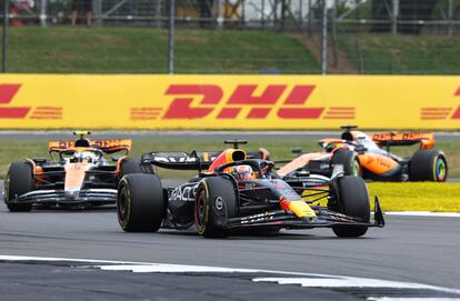 Max Verstappen, perseguido por Lando Norris y Oscar Piastri, este domingo en Silverstone (Gran Bretaña).