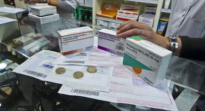 Medicamentos, recetas y euros en una farmacia de Barcelona.