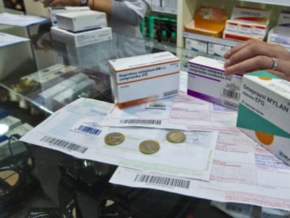 Medicamentos, recetas y euros en una farmacia de Barcelona.