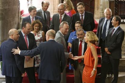 Alberto Fabra con empresarios en la presentación del plan comercial.