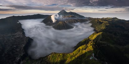 'The Volcanoes Theatre'. Esta fotografía es la ganadora de una nueva categoría en el certamen: Epson Southeast Asia. Fue tomada en el parque nacional de Bromo, en el este de Java (Indonesia). Este lugar ofrece uno de los amaneceres más bonitos del mundo y, además, es una de las atracciones turísticas más populares del país. Friki Muharom, el fotógrafo, ofrece esta panorámica desde la cima del monte Panankan, el punto más alto del paraje natural.