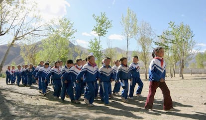 Un grupo de estudiantes desfila durante la ceremonia del izado de la bandera en un colegio de educación primaria de Lhasa, en mayo de 2005.