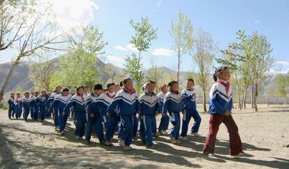 Un grupo de estudiantes desfila durante la ceremonia del izado de la bandera en un colegio de educación primaria de Lhasa, en mayo de 2005.