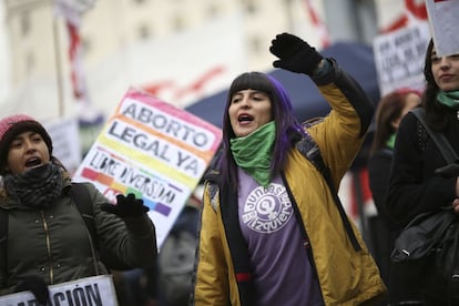 Manifestante a favor do aborto legal veste uma blusa violeta das manifestações contra a violência machista.