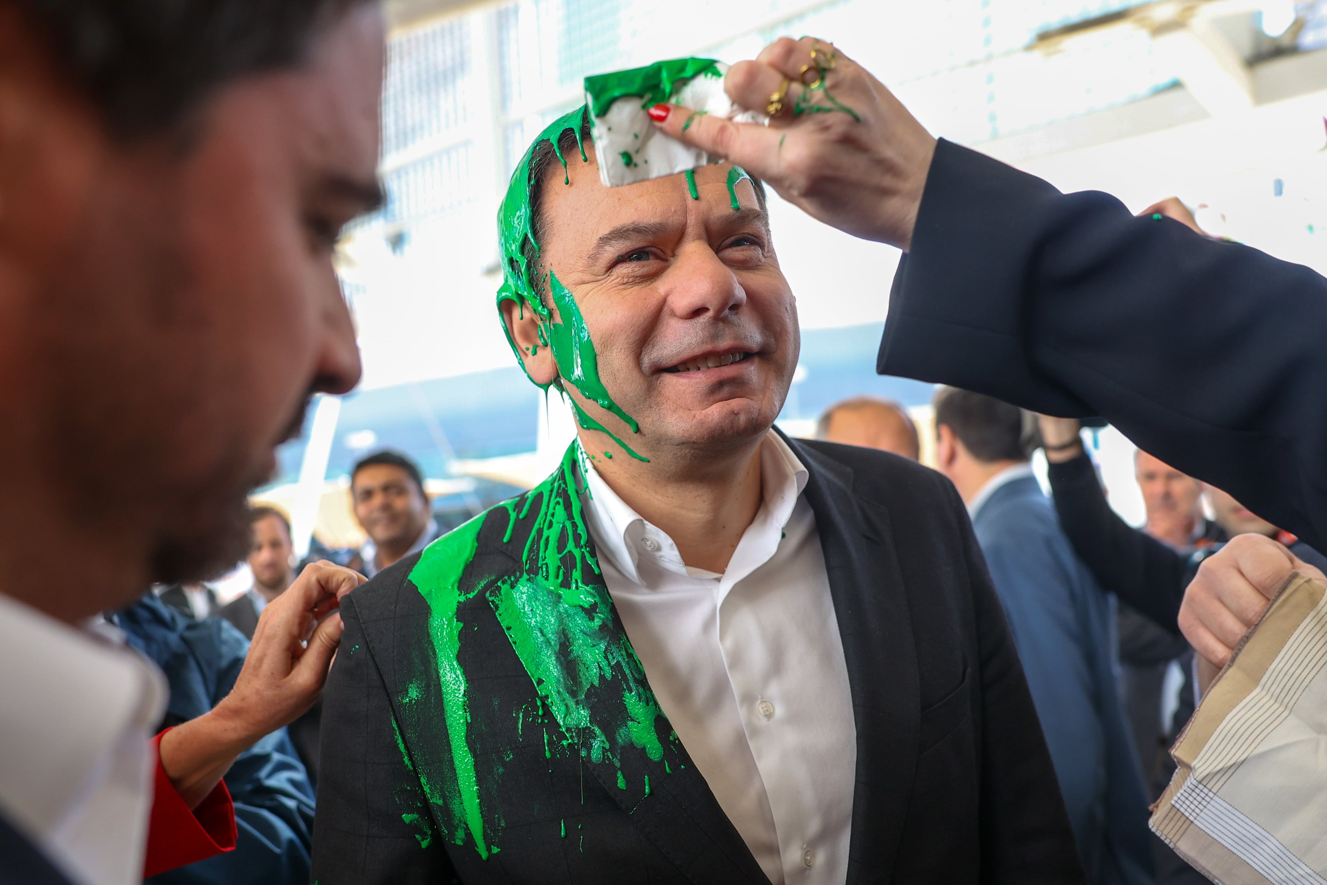 Luís Montenegro sonríe después de que un activista por el clima le arrojara pintura, en un acto electoral en la Feria de Turismo Justo de Lisboa, el pasado 28 de febrero. 
