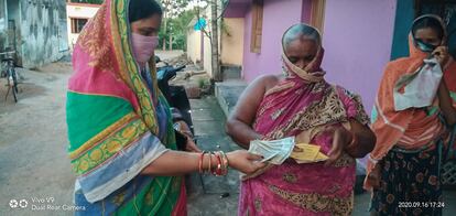 Rashmita Patra ayuda al cobro de pensiones de sus vecinas.