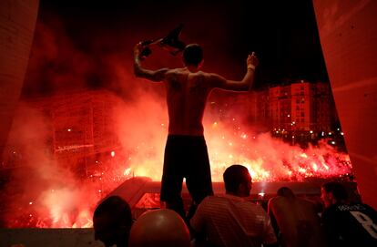 Di María celebra la victoria con los hinchas del PSG concentrados fuera del Parque de los Príncipes.