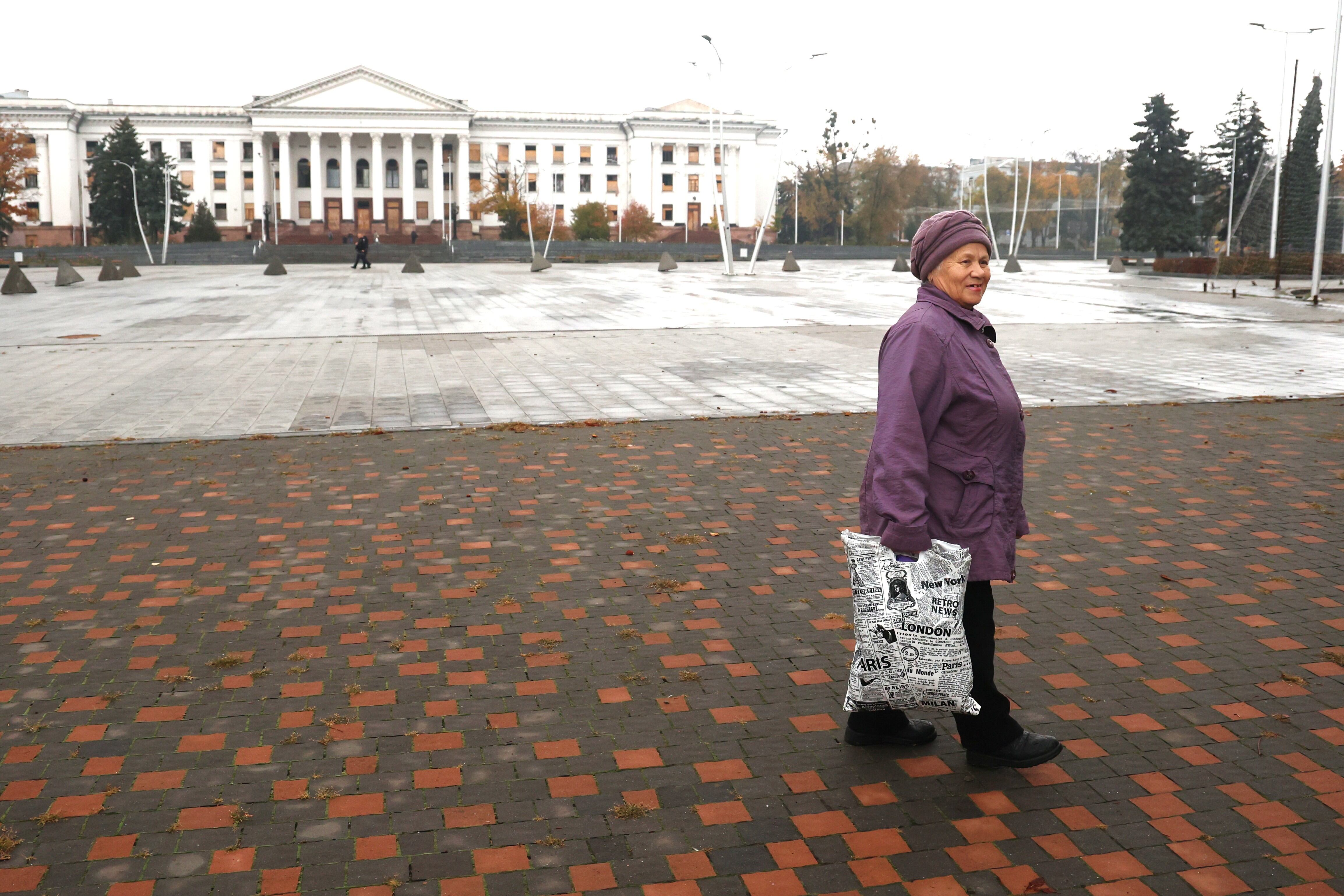 Olena, de 71 años, pasea delante del edificio del Palacio de la Cultura y la Tecnología de Kramatorsk.