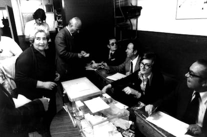 A woman voting 40 years ago in Madrid.