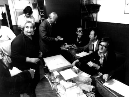 A woman voting 40 years ago in Madrid.