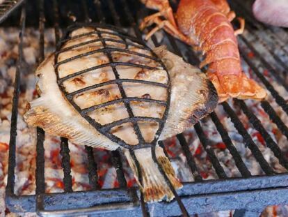 Un rodaballo a la brasa en un restaurante de Getaria.