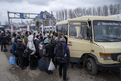 En Moldavia, conductores voluntarios acuden al punto fronterizo de Palanca para trasladar a los refugiados a centros temporales o la capital. La frontera no es el final de su camino, solo una estación más de una huida que ninguno imaginaba que acabaría haciendo.