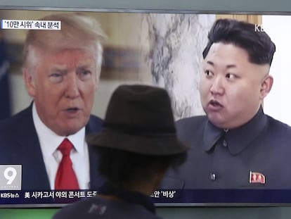 Un hombre delante de una televisión que muestra al presidente de EE UU, Donald Trump, y al dictador norcoreano, Kim Jong un.