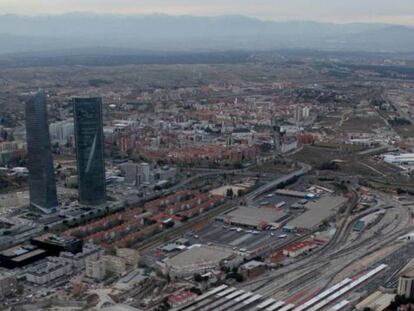 Los terrenos incluidos en la Operación Chamartín, con la estación de tren en primer término.