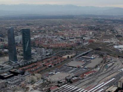 Los terrenos incluidos en la Operaci&oacute;n Chamart&iacute;n, con la estaci&oacute;n de tren en primer t&eacute;rmino.