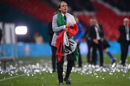 El entrenador de Italia, Roberto Mancini, camina por el campo después de la final de la Eurocopa 2020.