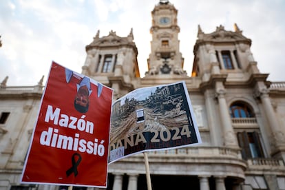 Carteles contra el presidente de la Generalitat valenciana ante el Ayuntamiento antes de la manifestación.