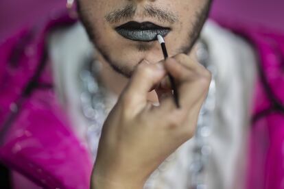 Un modelo es maquillado durante la Semana de la Moda Mercedes-Benz en Madrid.