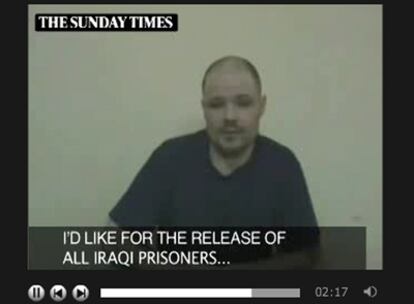 Imagen del vídeo de 'The Sunday Times' en el que uno de los secuestrados pide la colaboración del Gobierno británico para que sean liberados.