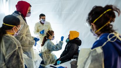 Médicos realizando pruebas de coronavirus en un hospital del Bronx (Nueva York)