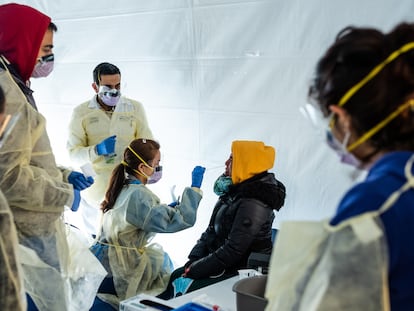 Médicos realizando pruebas de coronavirus en un hospital del Bronx (Nueva York)