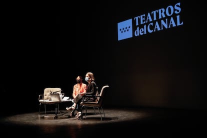 La directora artística de los Teatros del Canal, Blanca Li (izquierda), y la consejera de Cultura, Marta Rivera de la Cruz, en la presentación de la temporada 2021-2022.