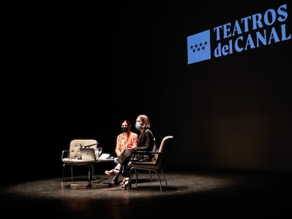 La directora artística de los Teatros del Canal, Blanca Li (izquierda), y la consejera de Cultura, Marta Rivera de la Cruz, en la presentación de la temporada 2021-2022.