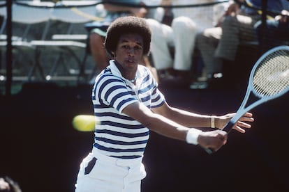 Arthur Ashe - Este icono imperecedero del deporte, el primer y único tenista negro que ha ganado Wimbledon y que da nombre a la pista central en la que se juega cada año el US Open, confesó en 1992, solo cinco meses después de Magic Johnson, que había contraído el SIDA. Ashe adquirió el virus durante una operación a corazón abierto a causa de una transfusión de sangre contaminada. Murió al año siguiente, no sin antes condenar ante medios como The New York Times las presiones mediáticas que recibió para desvelara su condición. “Estoy enfadado porque se me ha situado en una posición en la que he tenido que mentir para proteger mi privacidad. No he cometido ningún crimen”.