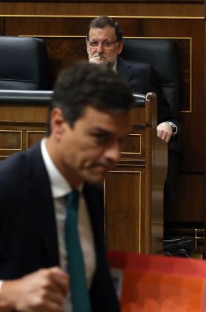 Rajoy observa a Sánchez durante una sesión en el Congreso.