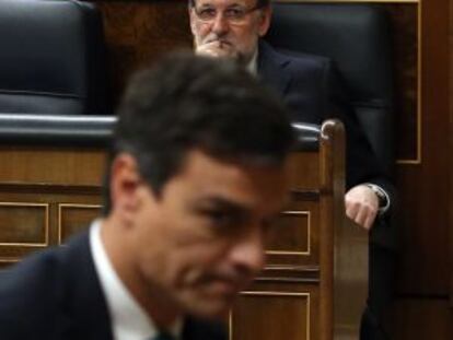 Rajoy observa a Sánchez durante una sesión en el Congreso.