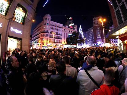Miles de personas se agolpan en la plaza madrileña de Callao.