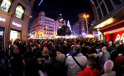 Miles de personas se agolpan en la plaza madrileña de Callao.