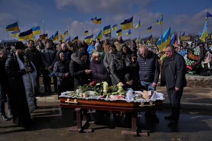 Entierro de la sanitaria militar Yana Rijlitska en el cementerio de Vinnitsia este martes.