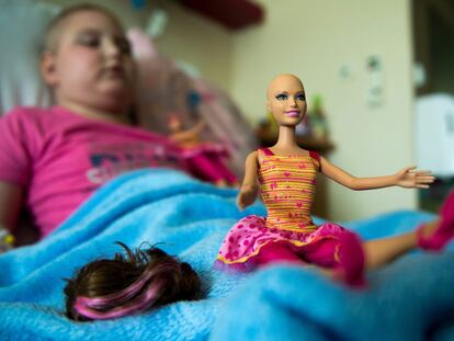 Una Barbie calva para las niñas con cáncer
