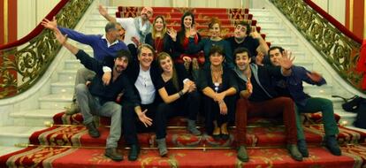 El equipo que pondrá en escena 'Los enamorados' posa este martes en las escaleras del Arriaga.