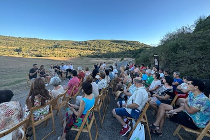 Recital del festival de poesía Agosto Clandestino, impulsado por la plataforma activista La Zamarra, en el pantano de Pajares (La Rioja), en el lugar donde estuvo la aldea de San Andrés.