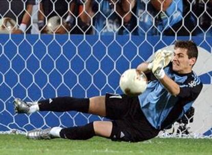 Casillas detiene uno de los penaltis de la tanda final ante Irlanda.