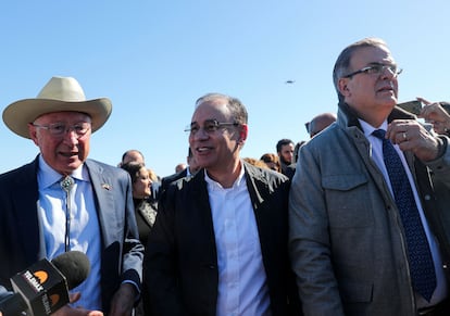 El embajador de EE UU en México, Ken Salazar, el gobernador de Sonora, Alfonso Durazo y el secretario de exteriores, Marcelo Ebrard, durante un recorrido de las instalaciones.