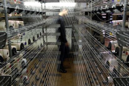 Un empleado supervisa la producción en un taller textil de Varese. La economía italiana  solo ha crecido un 2,43% en la primera década del siglo.