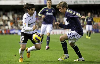 Éver Banega disputa un balón a Fábio Coentrão.