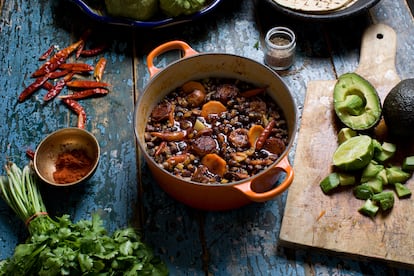 Pozole con chorizo y chile