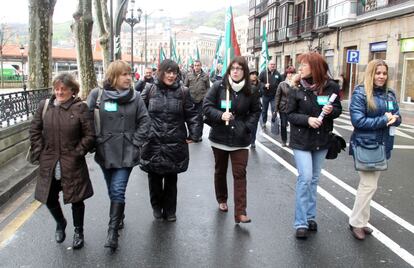 Un momento de la marcha por las calles del Casco Viejo bajo el lema 'Las mujeres vamos a la huelga general contra los recortes y los ataques... Por una vida digna'.