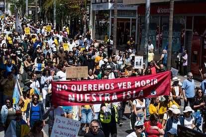 Pancarta con el lema "No queremos ver morir nuestra isla" en Santa Cruz de Tenerife.