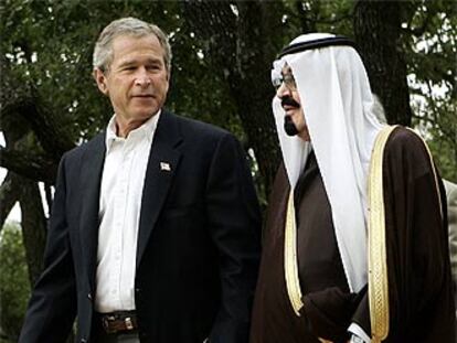 Bush pasea de la mano con el príncipe Abdulá ayer en el rancho de Tejas.
