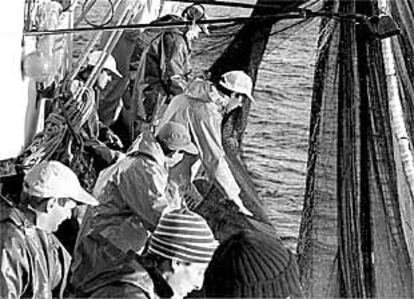 Pescadores de Barbate (Cádiz), en plena faena en una imagen de 1995.