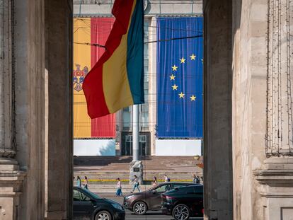 Un edificio gubernamental exhibe la bandera de la Unión Europea y de Moldavia, en Chisináu, ante una cita europea, el pasado 31 de mayo.