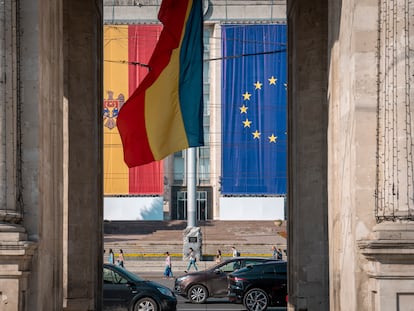 Un edificio gubernamental exhibe la bandera de la Unión Europea y de Moldavia, en Chisináu, ante una cita europea, el pasado 31 de mayo.