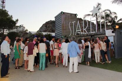 Público a la entrada del recinto del Starlite Festival en Marbella.